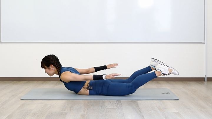 スノーエンジェルホールドのやり方 両手と両足を床から浮かせてキープする