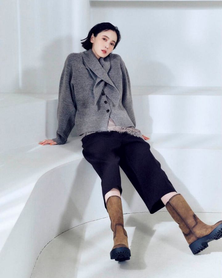 ストール付きニットカーディガン￥9,990、レースキャミソール￥7,990、バミューダパンツ￥7,990、ミドルブーツ￥17,990（すべてザラ／ザラ カスタマーサービス） 