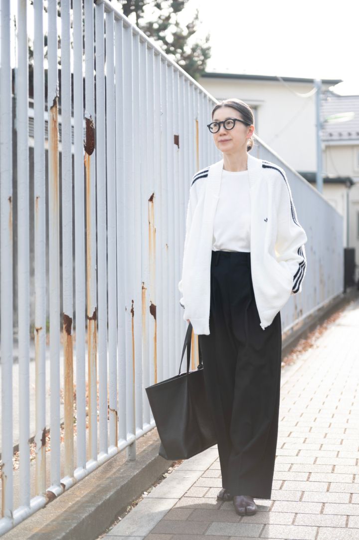 スポーティなブルゾンで遊びを効かせたモノトーンの着こなし【Day6】