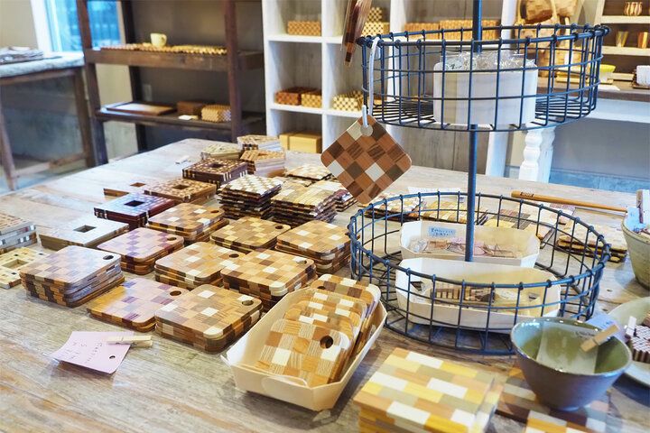 芦ノ湖ビューのカフェも♪ 箱根みやげにおすすめのモダンな雑貨が集まる「寄木 うちはら」