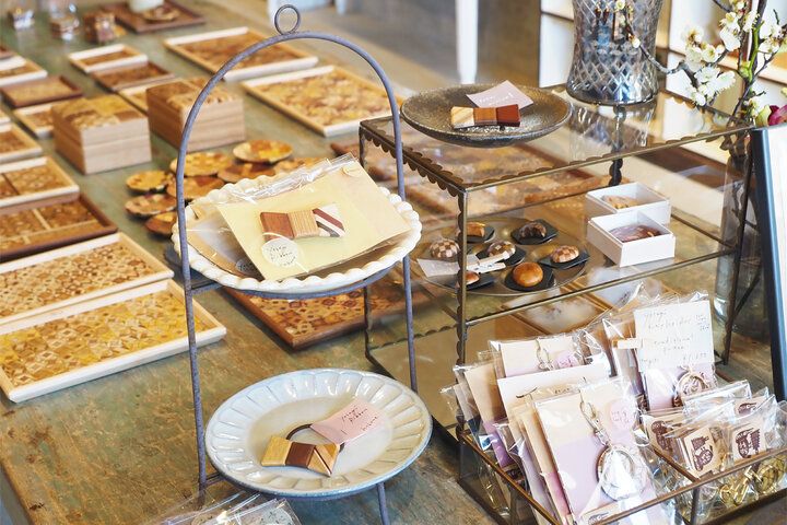 芦ノ湖ビューのカフェも♪ 箱根みやげにおすすめのモダンな雑貨が集まる「寄木 うちはら」