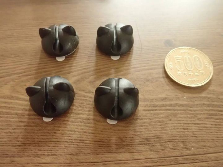 DAISO(ダイソー)：ケーブルホルダー(ネコ型、4個)