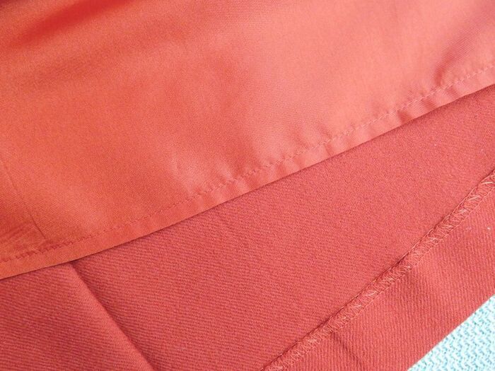 「はく前に伸ばす」だけで美脚見え！？メーカー推奨の〈タイツの裏ワザ〉で色ムラ・静電気よ、さらば！【試してみた】