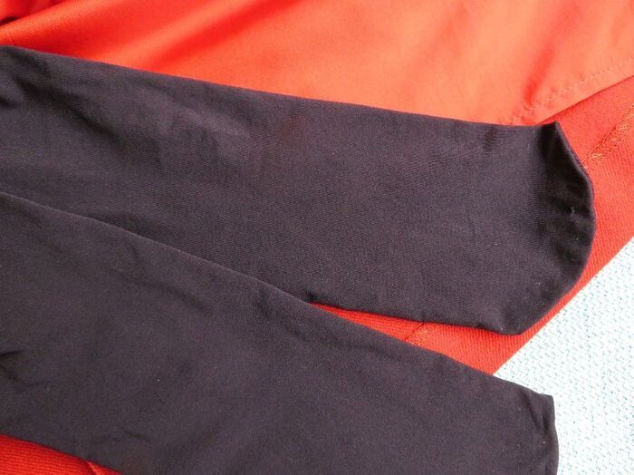 「はく前に伸ばす」だけで美脚見え！？メーカー推奨の〈タイツの裏ワザ〉で色ムラ・静電気よ、さらば！【試してみた】