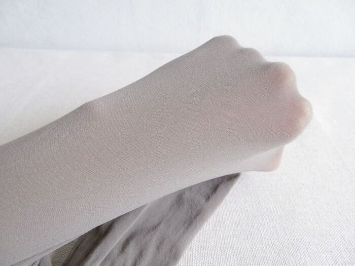 「はく前に伸ばす」だけで美脚見え！？メーカー推奨の〈タイツの裏ワザ〉で色ムラ・静電気よ、さらば！【試してみた】