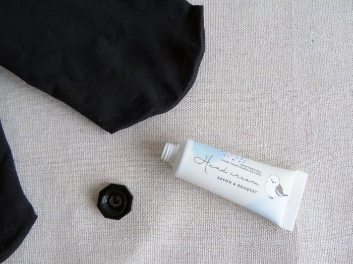 「はく前に伸ばす」だけで美脚見え！？メーカー推奨の〈タイツの裏ワザ〉で色ムラ・静電気よ、さらば！【試してみた】