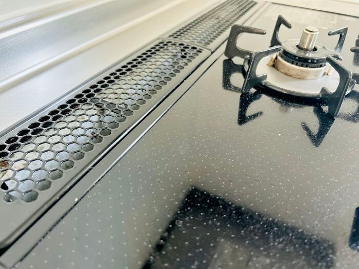 9年モノの油汚れもスッキリきれいに！『アルカリ電解水』を使った驚きの裏ワザ、試してみた！