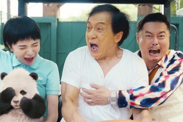 【写真を見る】ジャッキーたちが、あらゆる策を講じて傭兵から逃げ惑う様子が痛快！ [c]2024 Emei Film Group Co., Ltd. Tianjin Maoyan Weying Cultural Media Co., Ltd. Longdongdong Pictures (Haikou) Co., Ltd.Ya' An Cultural Tourism Group Co, Ltd Aijia Film Industry Beijing Cheer Entertainment 