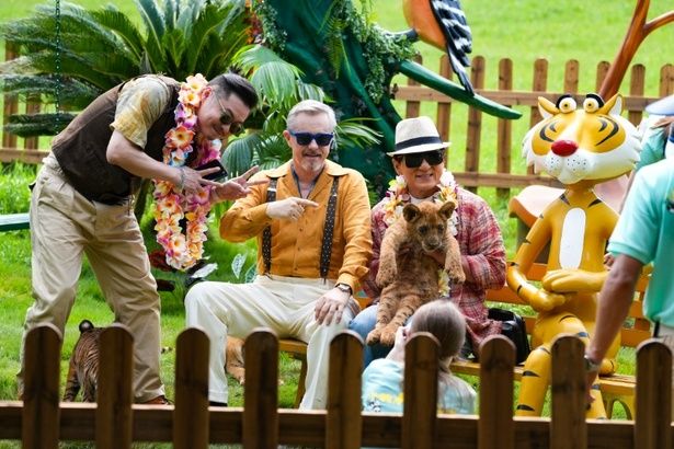 動物を前に顔がほころんでしまうかわいらしいジャッキーも存分に見ることができる [c]2024 Emei Film Group Co., Ltd. Tianjin Maoyan Weying Cultural Media Co., Ltd. Longdongdong Pictures (Haikou) Co., Ltd.Ya' An Cultural Tourism Group Co, Ltd Aijia Film Industry Beijing Cheer Entertainment 