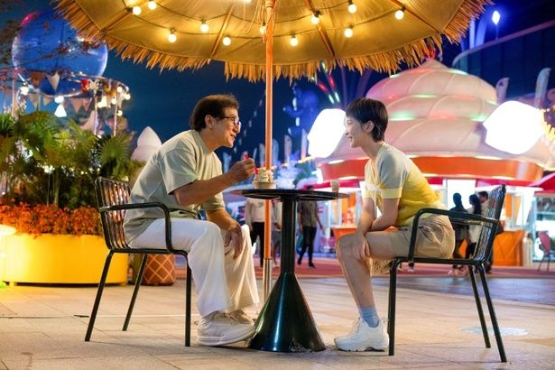 ジャッキーは、初対面のシャオジューにも優しく対応する [c]2024 Emei Film Group Co., Ltd. Tianjin Maoyan Weying Cultural Media Co., Ltd. Longdongdong Pictures (Haikou) Co., Ltd.Ya' An Cultural Tourism Group Co, Ltd Aijia Film Industry Beijing Cheer Entertainment 