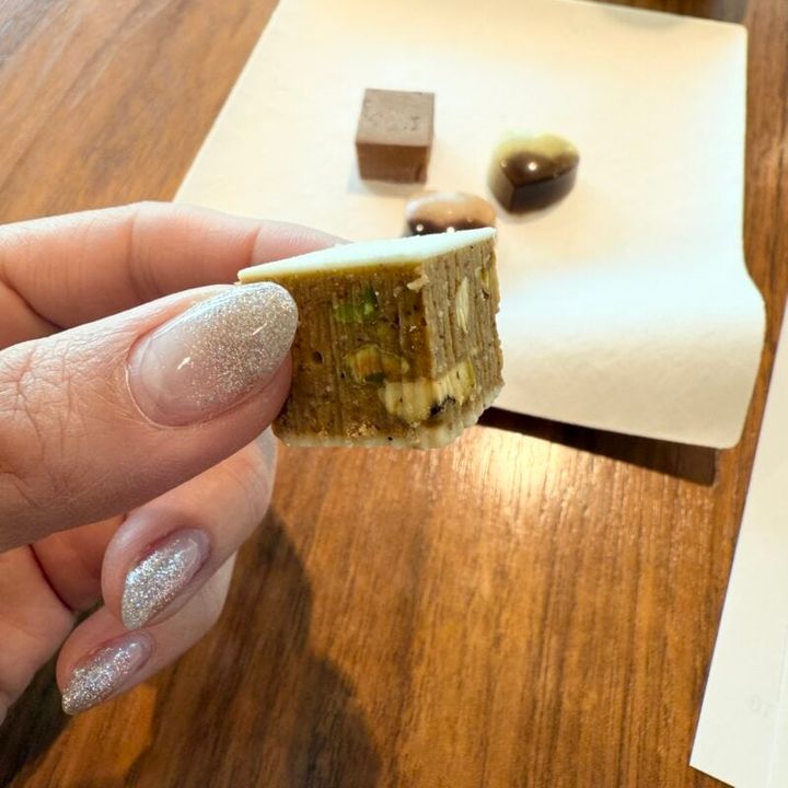 ピエールマルコリーニ、コフレ アニヴェルセール ヴァンサンカン ジャポン 9個入り 4,968円 焙煎きな粉とピスタチオのプラリネ