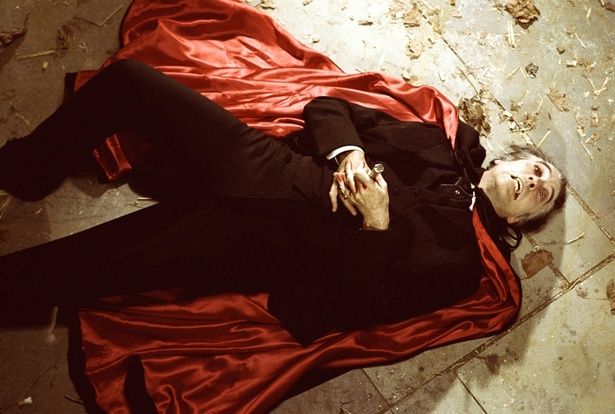 太陽の光や聖水、十字架、銀、杭など意外と弱点も多い(『ドラキュラ’７２』) [c]Everett Collection/AFLO