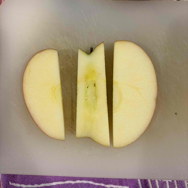 芯の部分を切り分けているところ