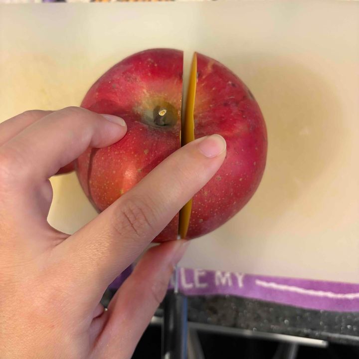 りんごを切っているところ