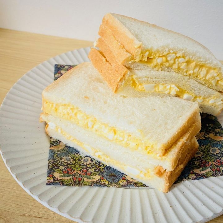 “サンドイッチ専用”じゃない普通の「食パン」を半分にスライスするテク「コツがある」「意外と簡単！」