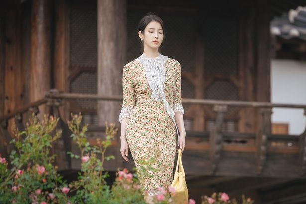 ドレス姿が美しいIU [c]Disney+