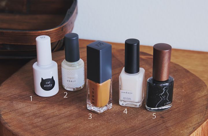 見るたびに気分が上がる！冬コーデと相性抜群の白、黒、茶のネイル