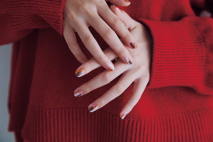 見るたびに気分が上がる！冬コーデと相性抜群の白、黒、茶のネイル