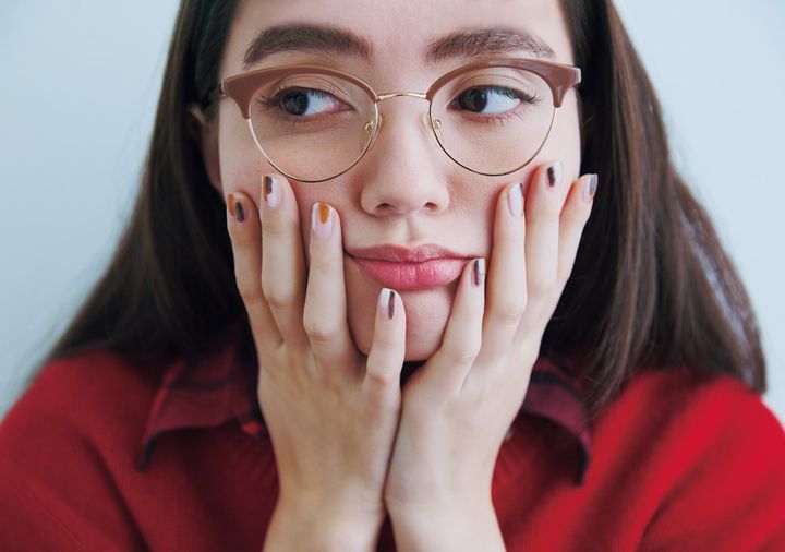 見るたびに気分が上がる！冬コーデと相性抜群の白、黒、茶のネイル