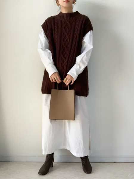 ワンピの上からニットベストを重ねて旬の細見えに