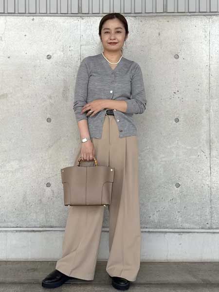 グレー＆ベージュの配色で知的で上品な印象に