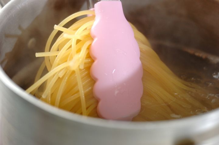 簡単時短パスタ ソーセージと菜の花 by山下 和美さんの作り方1