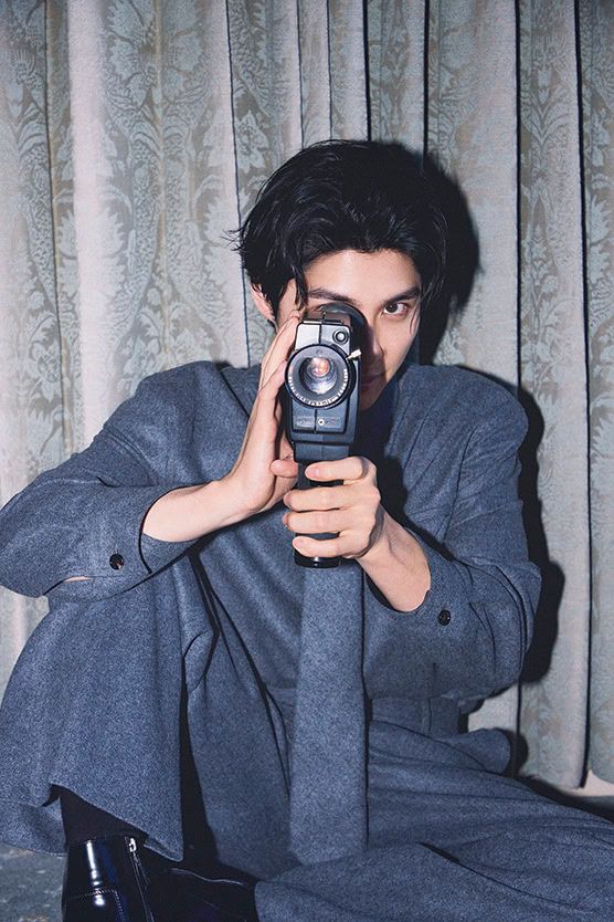 ビデオカメラを構え、こちらを見つめる本田響矢のホリデイ撮影シーン