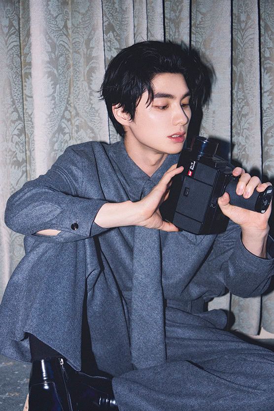 ビデオカメラをのぞき込む本田響矢の横顔を捉えたホリデイ撮影カット