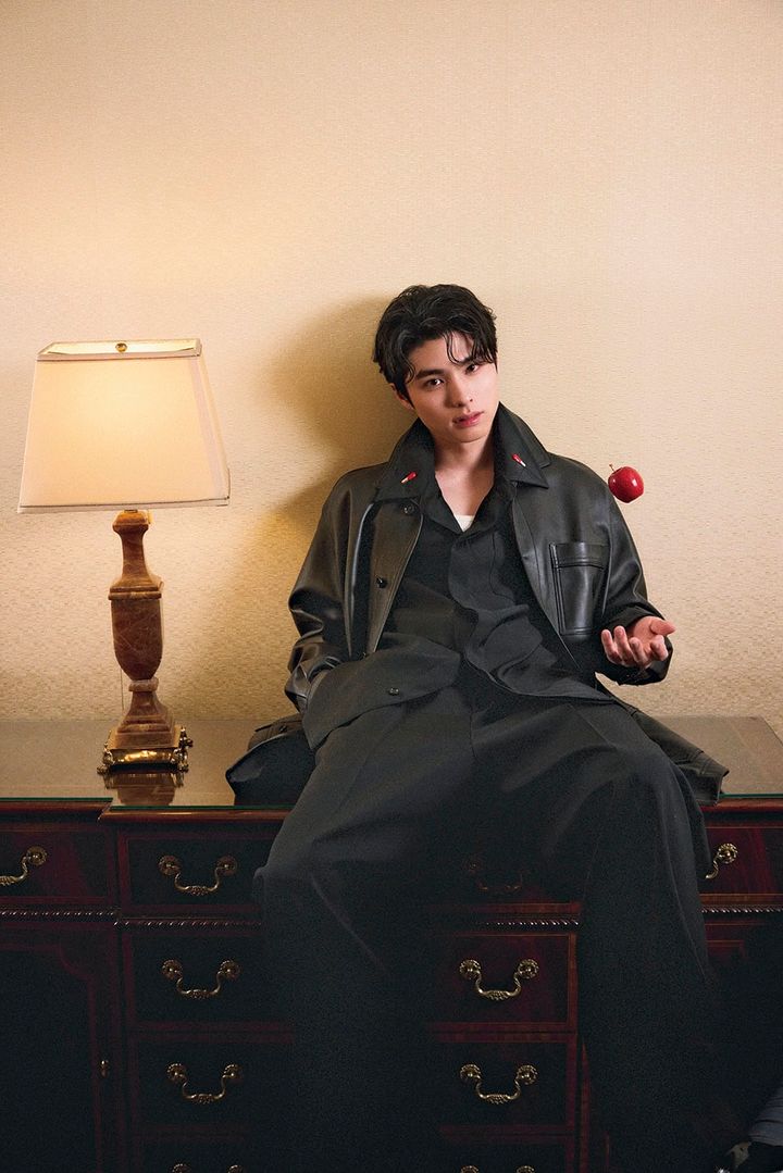 スーツを着用し、リンゴをモチーフにしたホリデイ撮影に臨む本田響矢