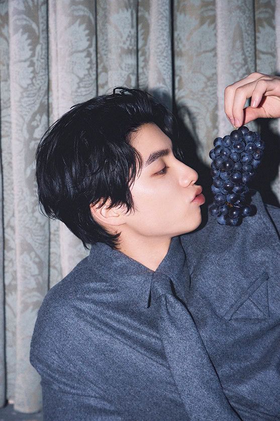 ブドウにキスをする本田響矢の遊び心あるホリデイ撮影シーン