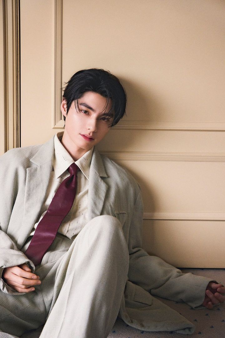 本田響矢がルーズなサイズ感でコーデュロイのスーツを着用するホリデイスタイル撮りおろし