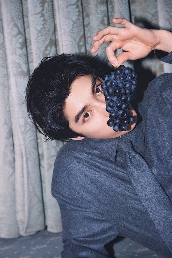 ブドウ越しにこちらを見つめる本田響矢のホリデイ撮影シーン