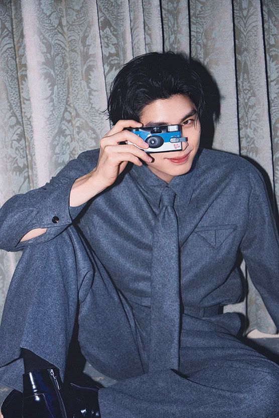 インスタントカメラを構えてこちらを撮ろうとする本田響矢のホリデイ撮影カット