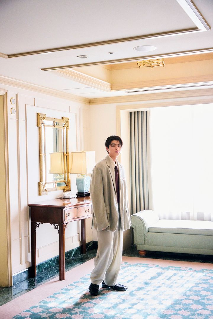 本田響矢がボッテガ・ヴェネタのスーツを着用したホリデイスタイルの撮り下ろし 