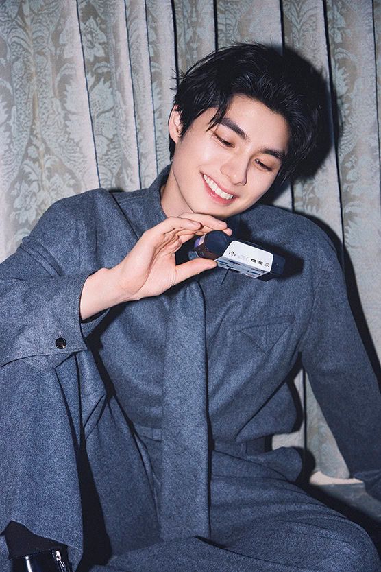 インスタントカメラを手に笑顔を見せる本田響矢のホリデイ撮影カット