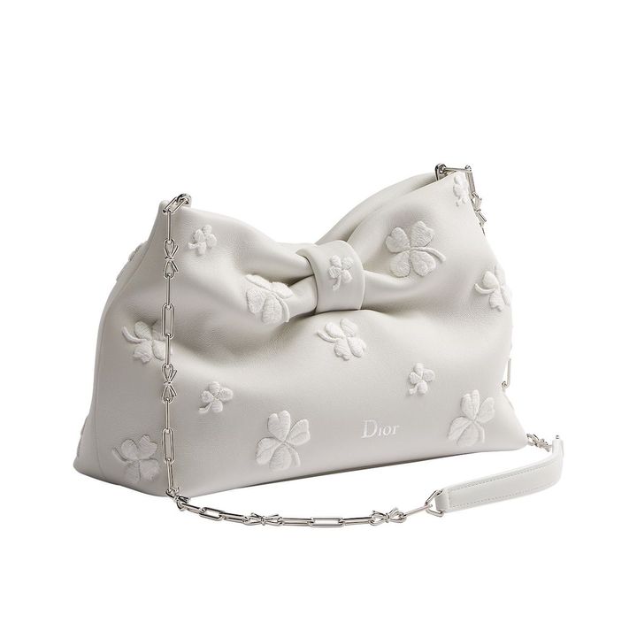 ディオール ボウ（スモール）¥720,000／DIOR（クリスチャン ディオール 0120-02-1947）