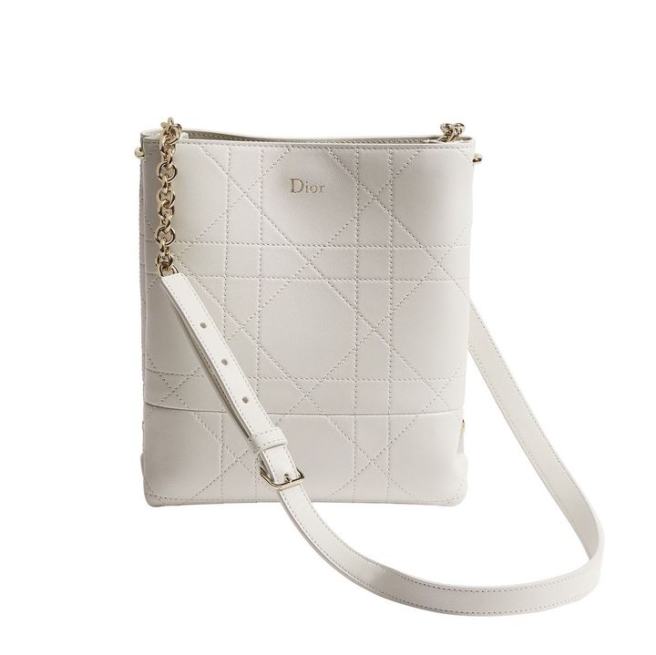 ディオール トリアノン（チェーン付き バーティカルバッグ スモール） ¥620,000／DIOR（クリスチャン ディオール 0120-02-1947）