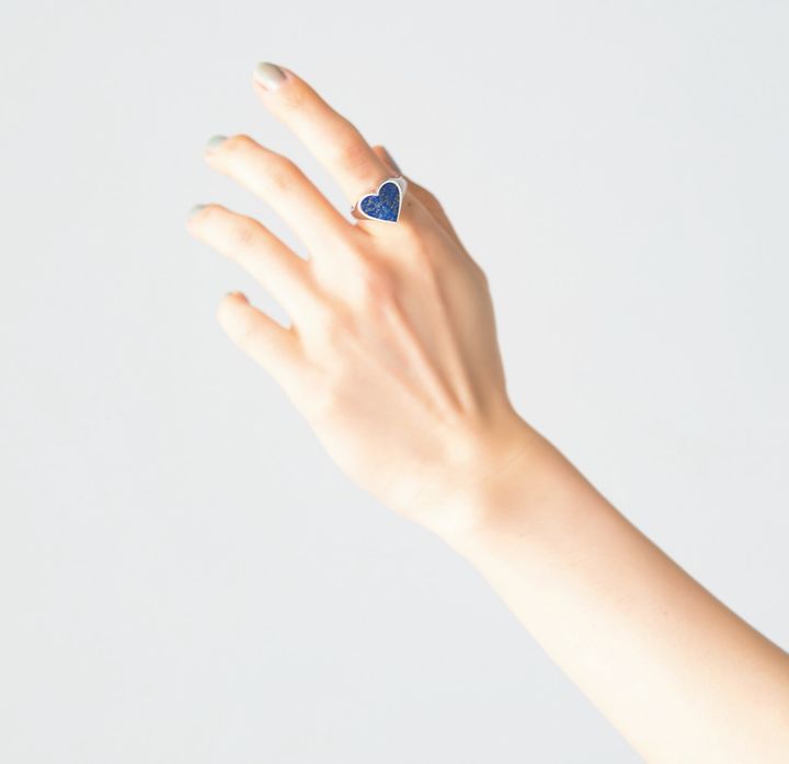 星が煌めく夜空のような天然石リングにひと目惚れ