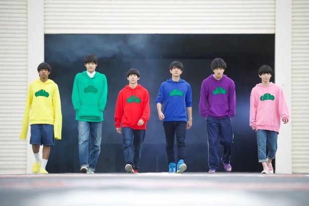 【写真を見る】真剣な眼差しを湛えて歩く6つ子たちの姿 [c] 映画「おそ松さん」製作委員会2026