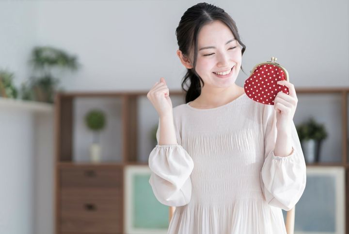 お財布を持つ女性