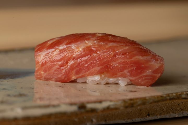 みつい「鯨の尾の身 握り」