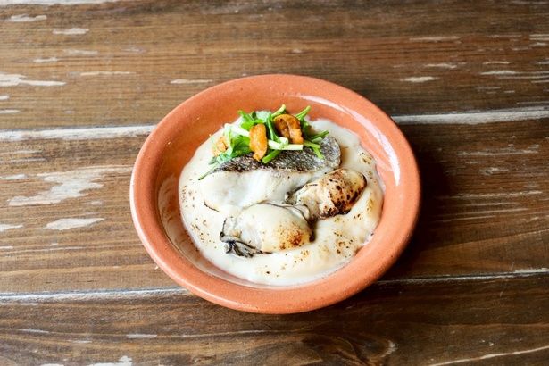 「あばら大根 西葛西店」の「三陸の恵み 海グラタン」。 提供＝復興水産加工業販路回復促進センター