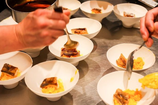 サフランとパルミジャーノが香るミラノ風リゾットに、穴子の旨みが重なり、後味は驚くほど軽やか。 提供＝復興水産加工業販路回復促進センター