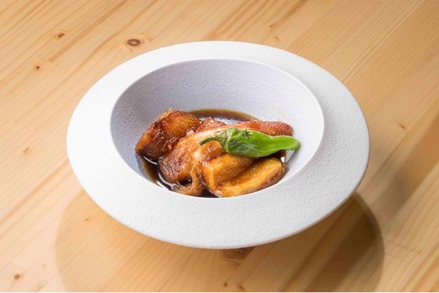 『GINZA ONO Gratia - Smoke Dining』のキンキの煮付け。 提供＝復興水産加工業販路回復促進センター