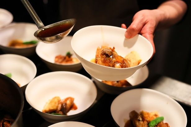 肝まで美しく残り、最後まで楽しめるのは、鮮度管理の高さゆえ。 提供＝復興水産加工業販路回復促進センター