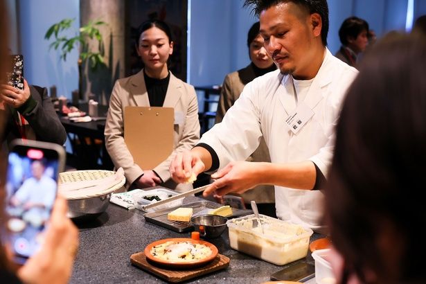 フェアに参加する飲食店と水産加工業者が一堂に会し、三陸・常磐の海の恵みを生かした料理を披露。 提供＝復興水産加工業販路回復促進センター
