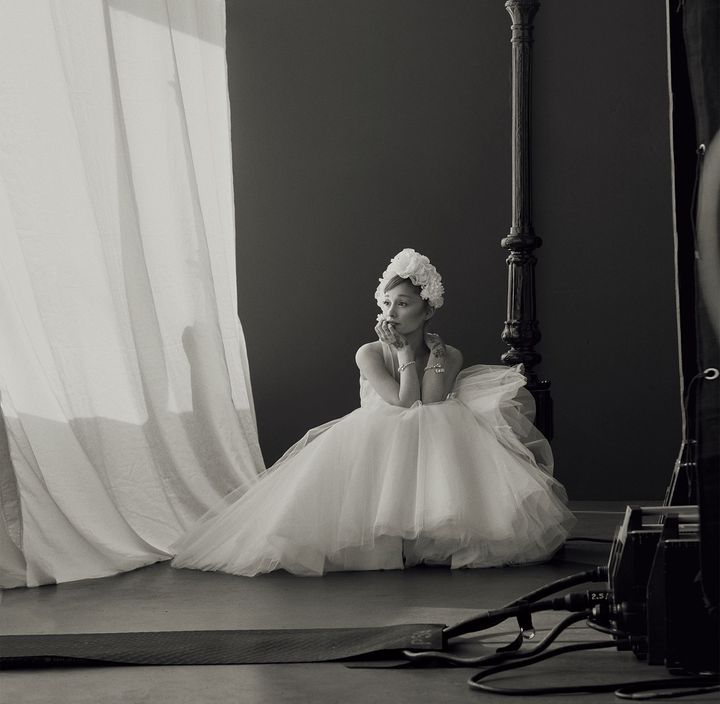 おとぎ話のエピローグ まるで映画の中からそっと抜け出してきてしまったようなワンシーンは、ジバンシィのロマンティックなドレスが主役に。摘んだばかりの瑞々しい花々をあしらったかのようなジャニファー ベアのヘッドピースに、煌めくスワロフスキーのブレスレットをマッチ。おとぎ話の続きを連想させるドラマティックなカットは、彼女の俳優としての未来へのヴィジョンを見据えているかのよう。ドレス 参考商品／GIVENCHY BY SARAH BURTON（ジバンシィ ジャパン） ヘッドピース／JENNIFERBEHR（www.jenniferbehr.com） ブレスレット（左） ￥59,400 （右） ￥79,200（ともに参考価格）／ともにSWAROVSKI JEWELRY（スワロフスキー・ジャパン）