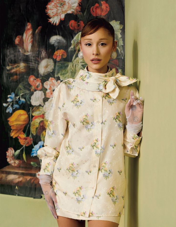 シャツ ￥370,000 スカート ￥410,000（ともに参考価格） ネックバンド ￥130,000（予定価格）／すべてDIOR（クリスチャン ディオール） ピアス 参考商品／SWAROVSKI JEWELRY（スワロフスキー・ジャパン） グローブ／PAULA ROWAN（www.paularowan.com）