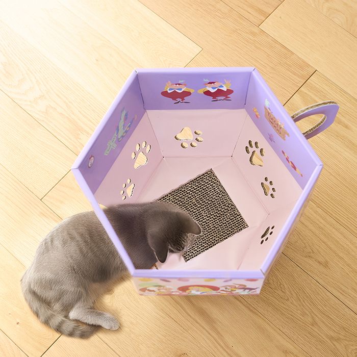 ティーカップ型の猫の爪とぎ（使用イメージ）