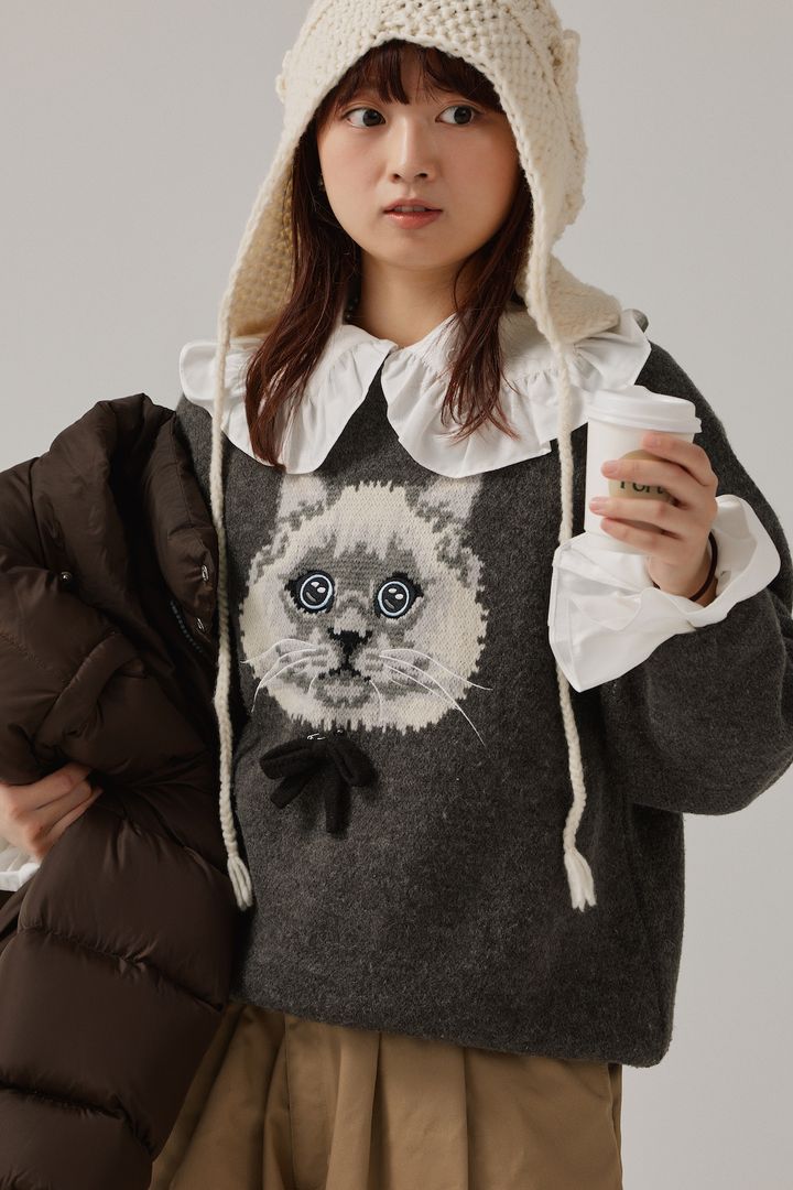 チノパンは太めに折り返してダボっと履くのが気分！にゃんこセーターと合わせた甘めトラッド【FUDGE FRIEND おしゃれさんの毎日コーディネート vol.642｜Maruru】